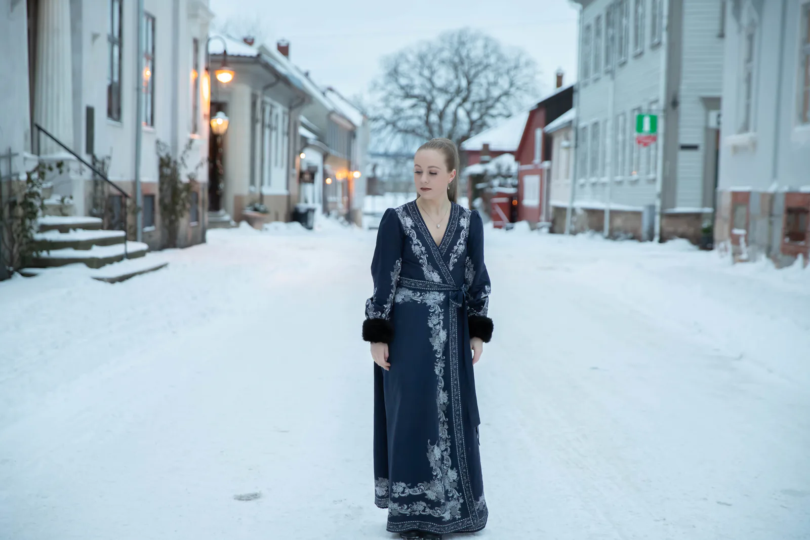 Annsofi i klassisk kjole i vinterlandskap